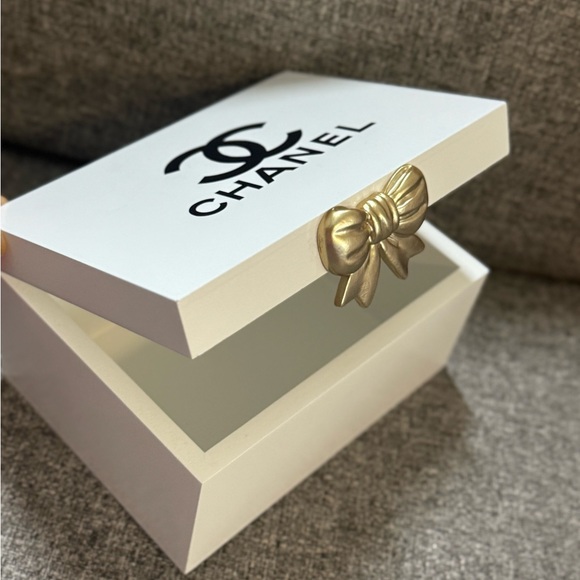 CHANEL White Box with Gold Bow Accent - Picture 6 of 6